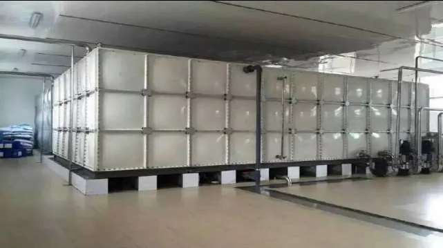 Réservoir d’eau carré en PRV